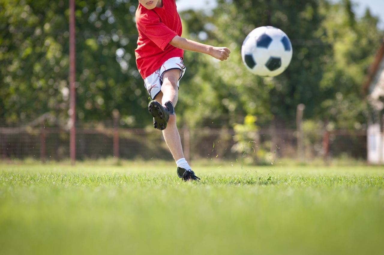 Recanto Cataratas - Thermas, Resort E Convention Foz do Iguaçu Exterior foto A player kicks the ball
