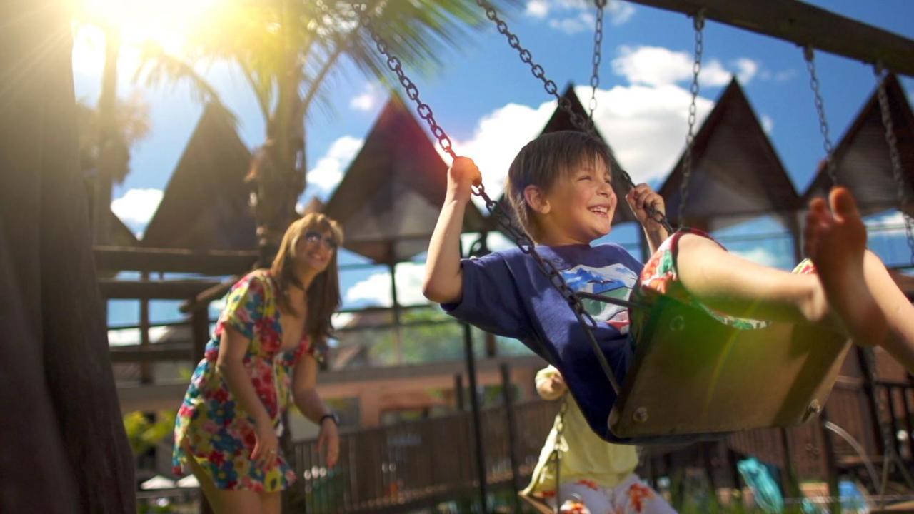 Recanto Cataratas - Thermas, Resort E Convention Foz do Iguaçu Exterior foto A child on a swing